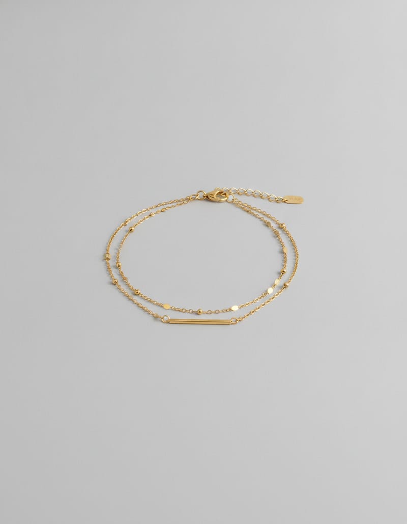 Dainty Gold Layered Bracelet with Oval Chain and Bar — studio main